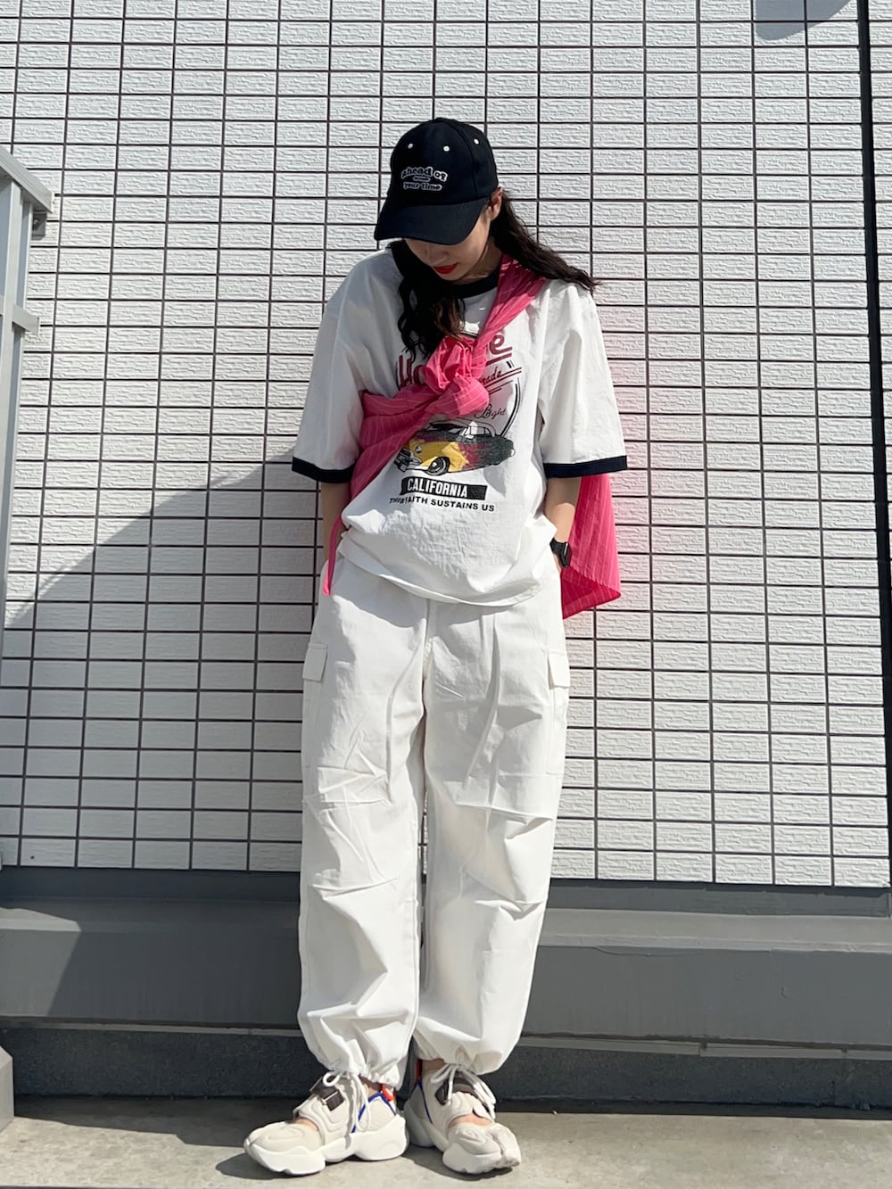 ピンク系のシャツ/ブラウス、ホワイト系のカーゴパンツ、ホワイト系のサンダルを着用したレディースの春コーディネートの2枚目の写真