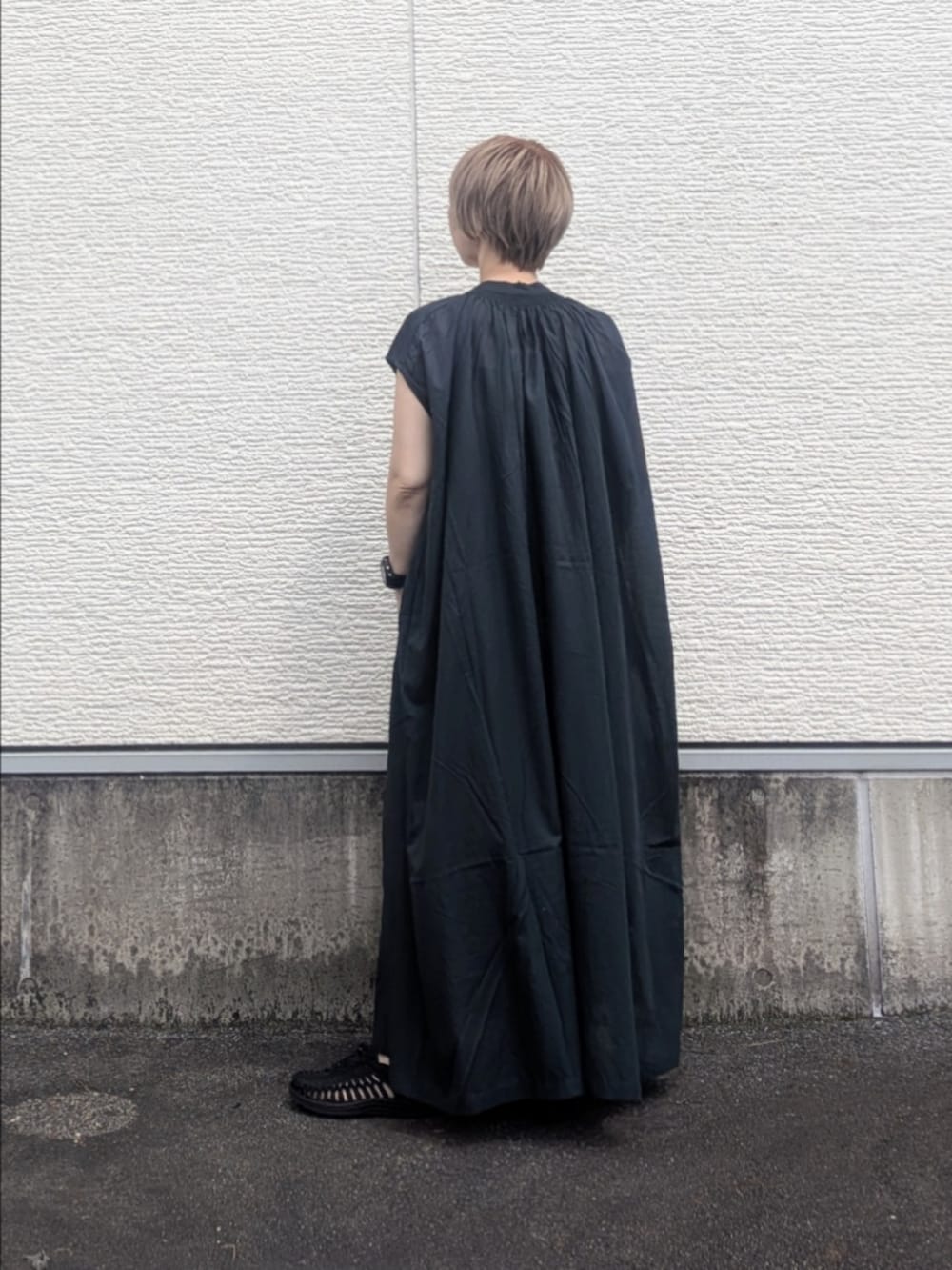 グリーン系のワンピース、ブラック系のサンダルを着用したレディースの夏コーディネートの3枚目の写真