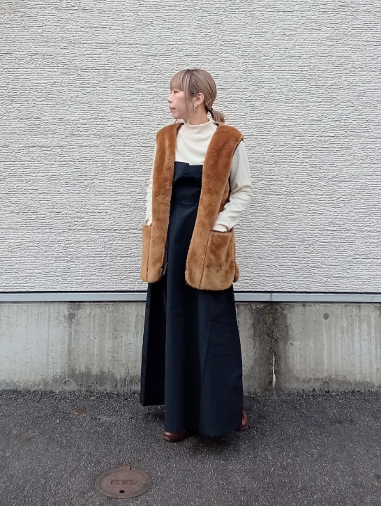 「シンプルスタイル、大人コーデ、オトナカジュアル、ママファッション、低身長、ガーリーコーデ、カジュアルスタイル、Barbour、barbour、ファーベスト、ファーベスト×ワンピース、アウター、ワンピース、ドッキングワンピ、低身長コーデ」｜「ITEMS URBANRESEARCHのリブドッキングナイロンワンピース（ワンピース、ブラック系）」を使った、tanakaさん（レディース・150cm）の冬コーディネートの2枚目の写真