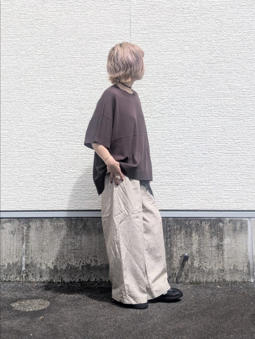 グレー系のニット/セーター、その他のその他パンツ、ブラック系のバンダナ/スカーフを着用したレディースの夏コーディネートの3枚目の写真