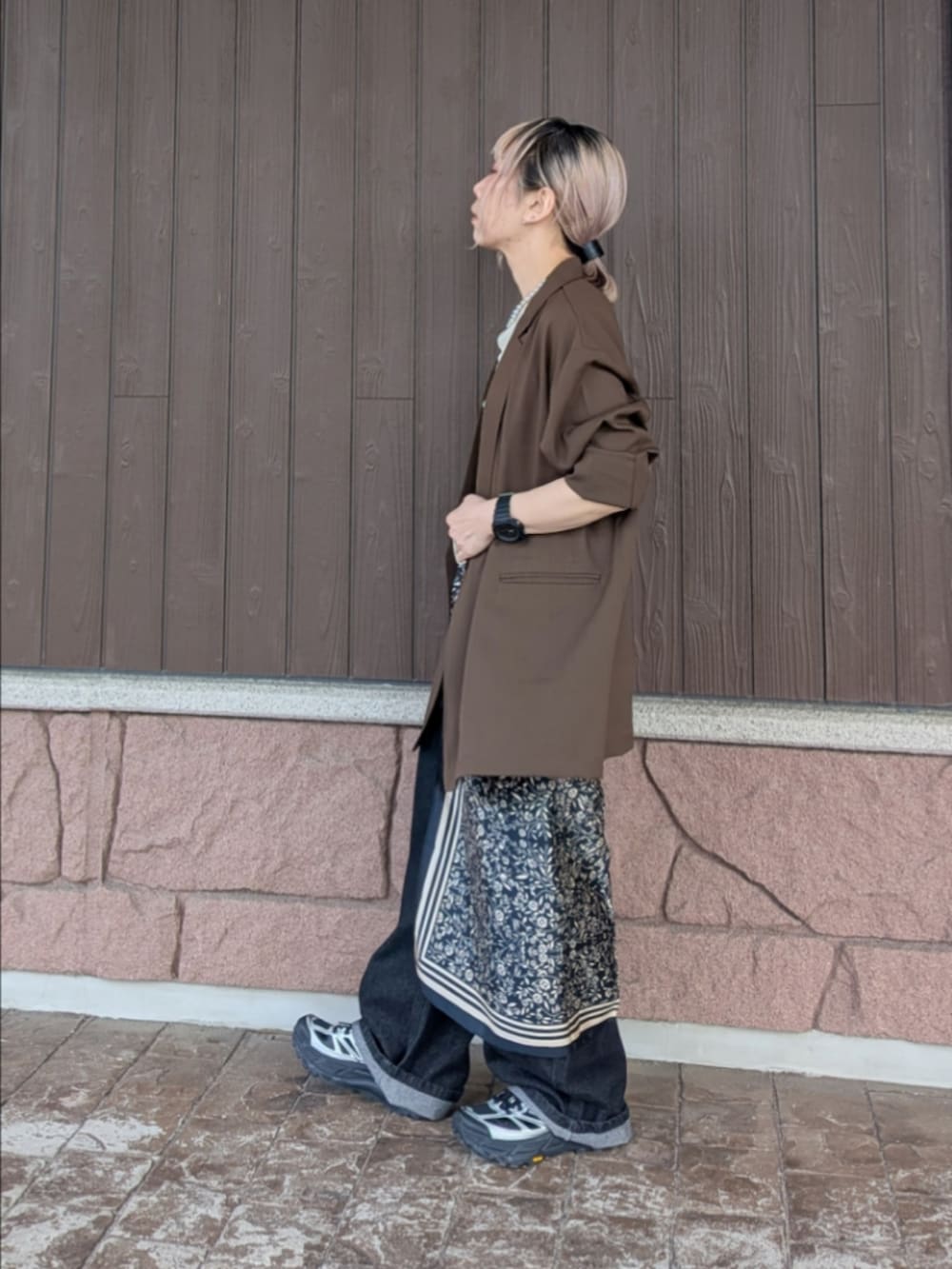 ブラウン系のその他アウター、ブラック系のデニムパンツ、グリーン系のTシャツ/カットソーを着用したレディースの春コーディネートの4枚目の写真