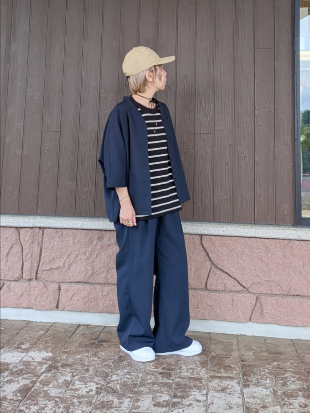 ブルー系のシャツ/ブラウス、ブルー系のその他パンツ、ブラック系のネックレスを着用したレディースの春コーディネートの2枚目の写真