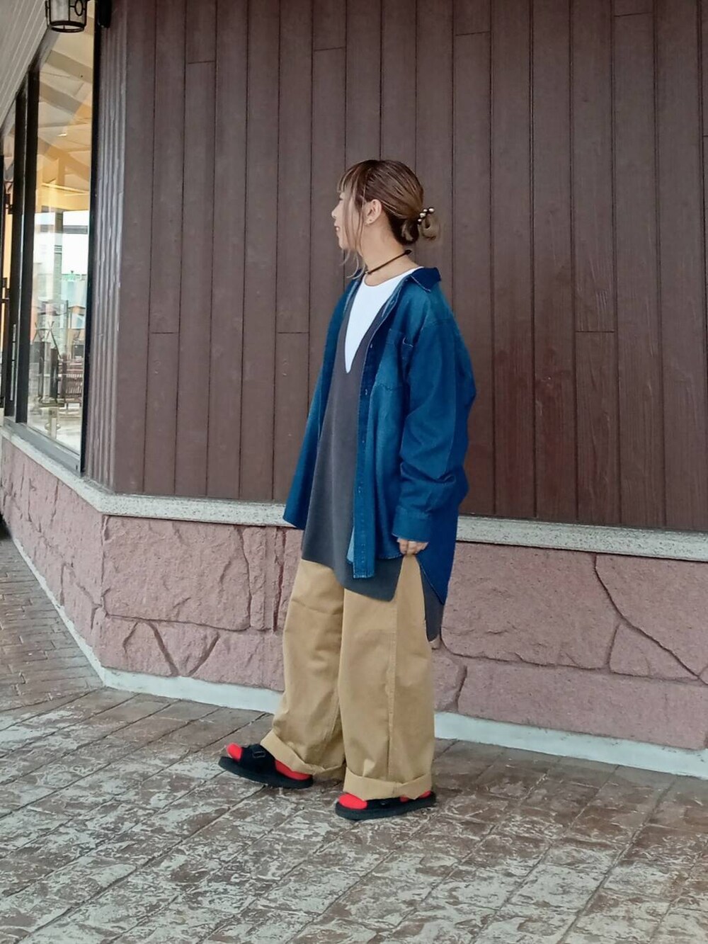 ブルー系のシャツ/ブラウス、グレー系のTシャツ/カットソー、イエロー系のチノパンツを着用したレディースの秋コーディネートの2枚目の写真