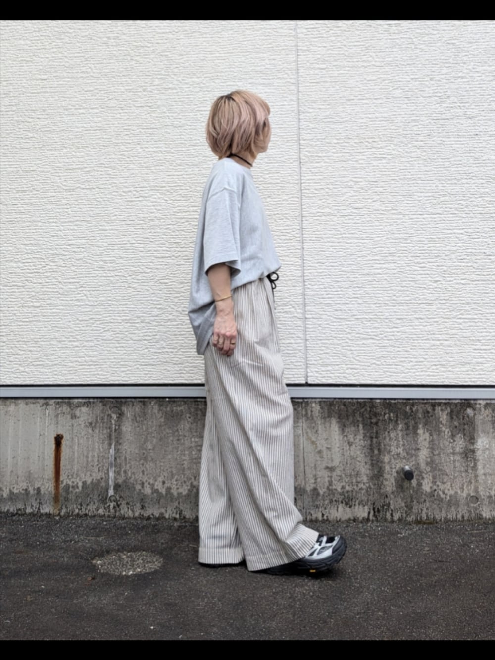 グレー系のTシャツ/カットソー、ブラック系のその他パンツ、ブラック系のスニーカーを着用したレディースの夏コーディネートの4枚目の写真