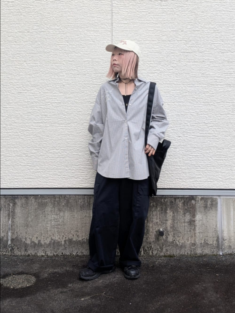 ブルー系のその他パンツ、ブルー系のシャツ/ブラウス、ブラック系のショルダーバッグを着用したレディースの春コーディネートの5枚目の写真