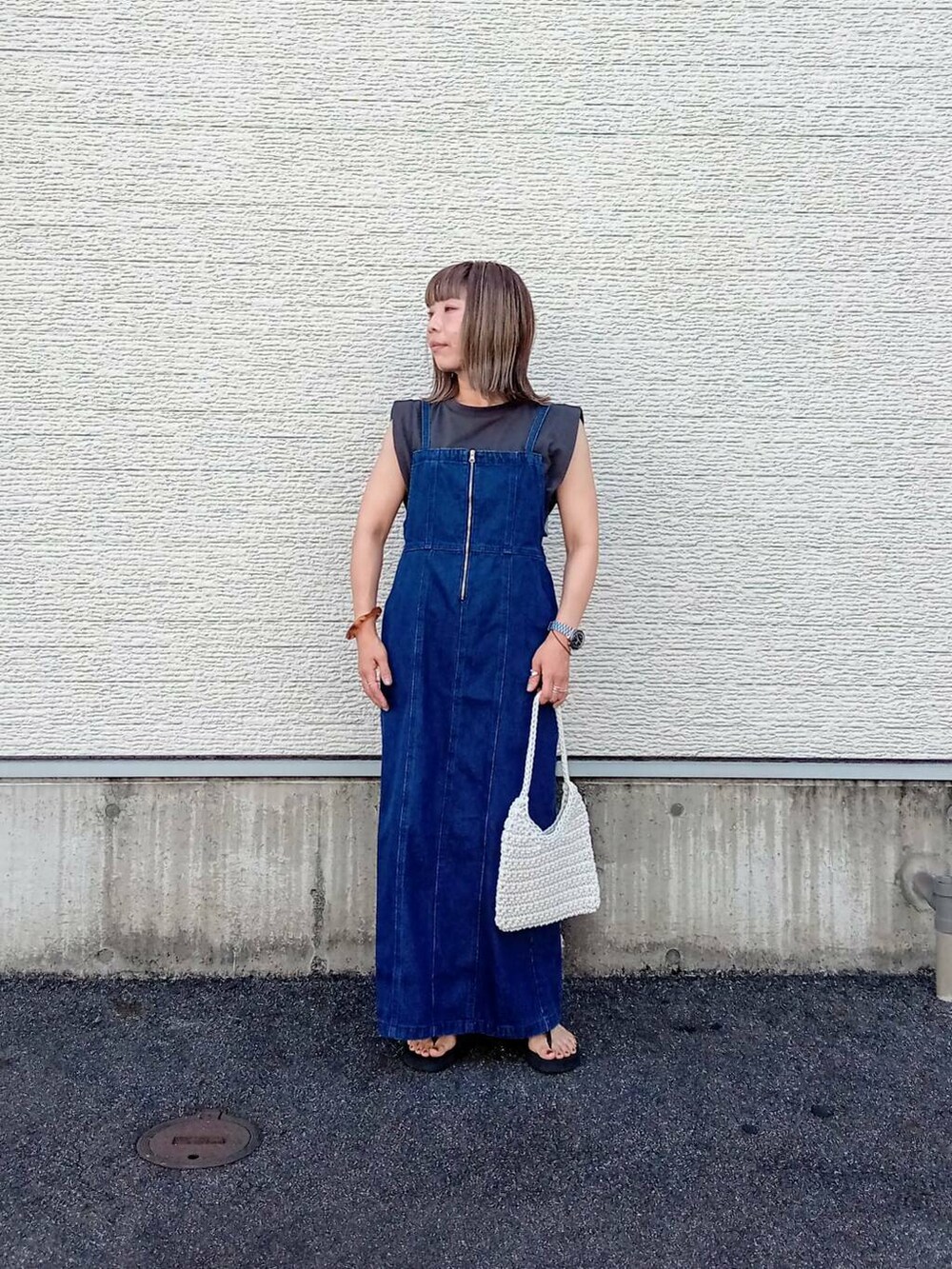 ホワイト系のハンドバッグ、グレー系のTシャツ/カットソー、ブルー系のワンピースを着用したレディースの夏コーディネートの2枚目の写真