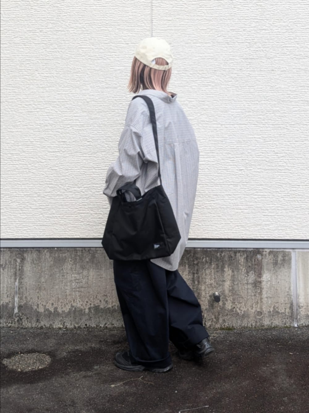 ブルー系のその他パンツ、ブルー系のシャツ/ブラウス、ブラック系のショルダーバッグを着用したレディースの春コーディネートの4枚目の写真