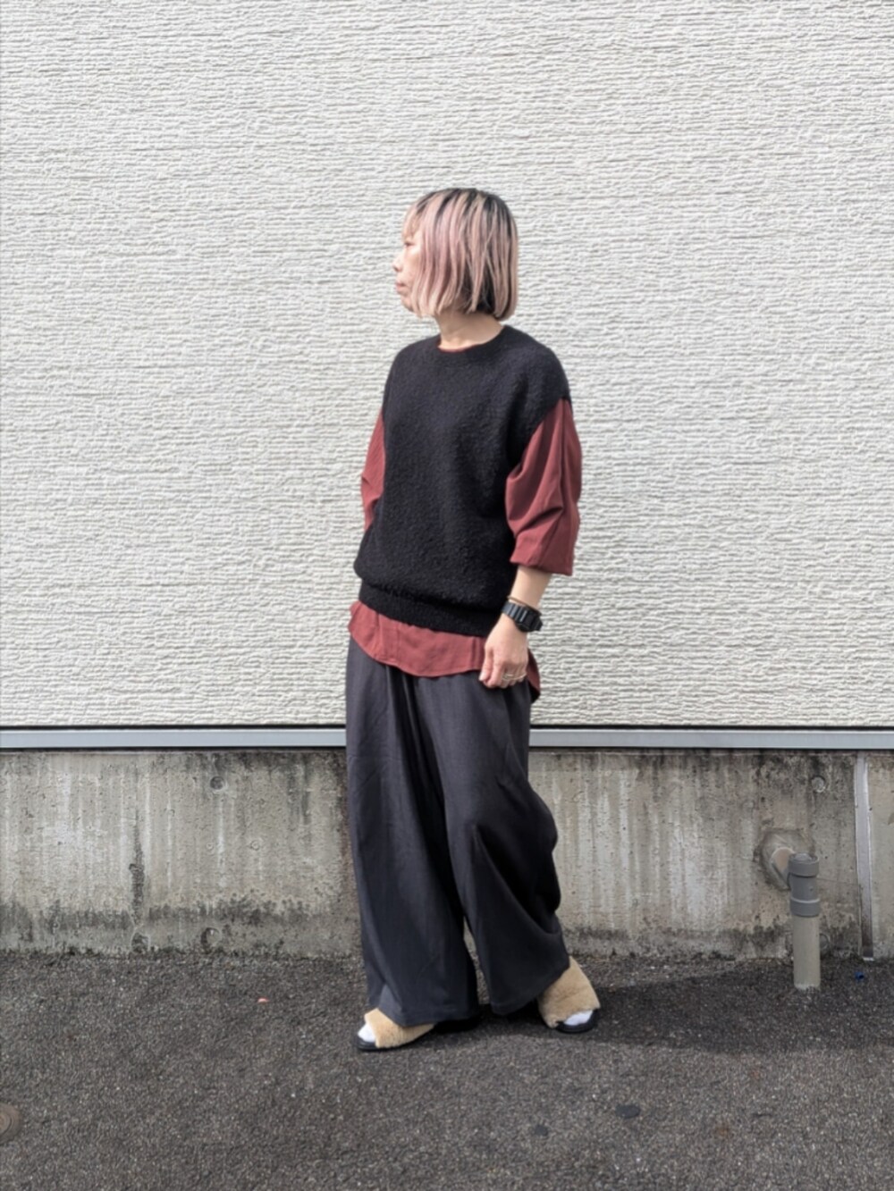 レッド系のシャツ/ブラウス、ブラック系のベスト、グレー系のその他パンツを着用したレディースの秋コーディネートの2枚目の写真