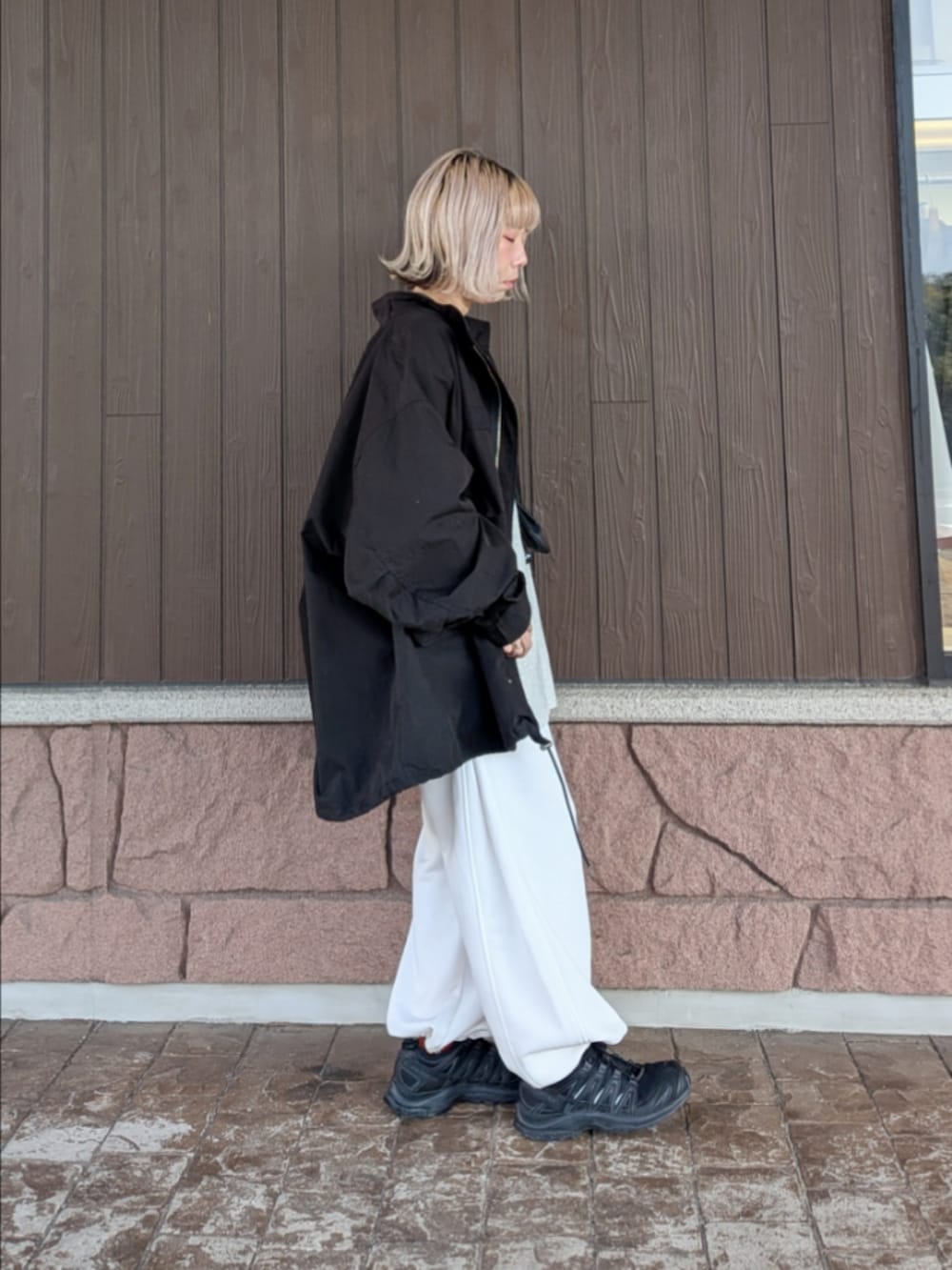 ベージュ系のTシャツ/カットソー、ブラック系のモッズコート、ホワイト系のその他パンツを着用したレディースの冬コーディネートの4枚目の写真