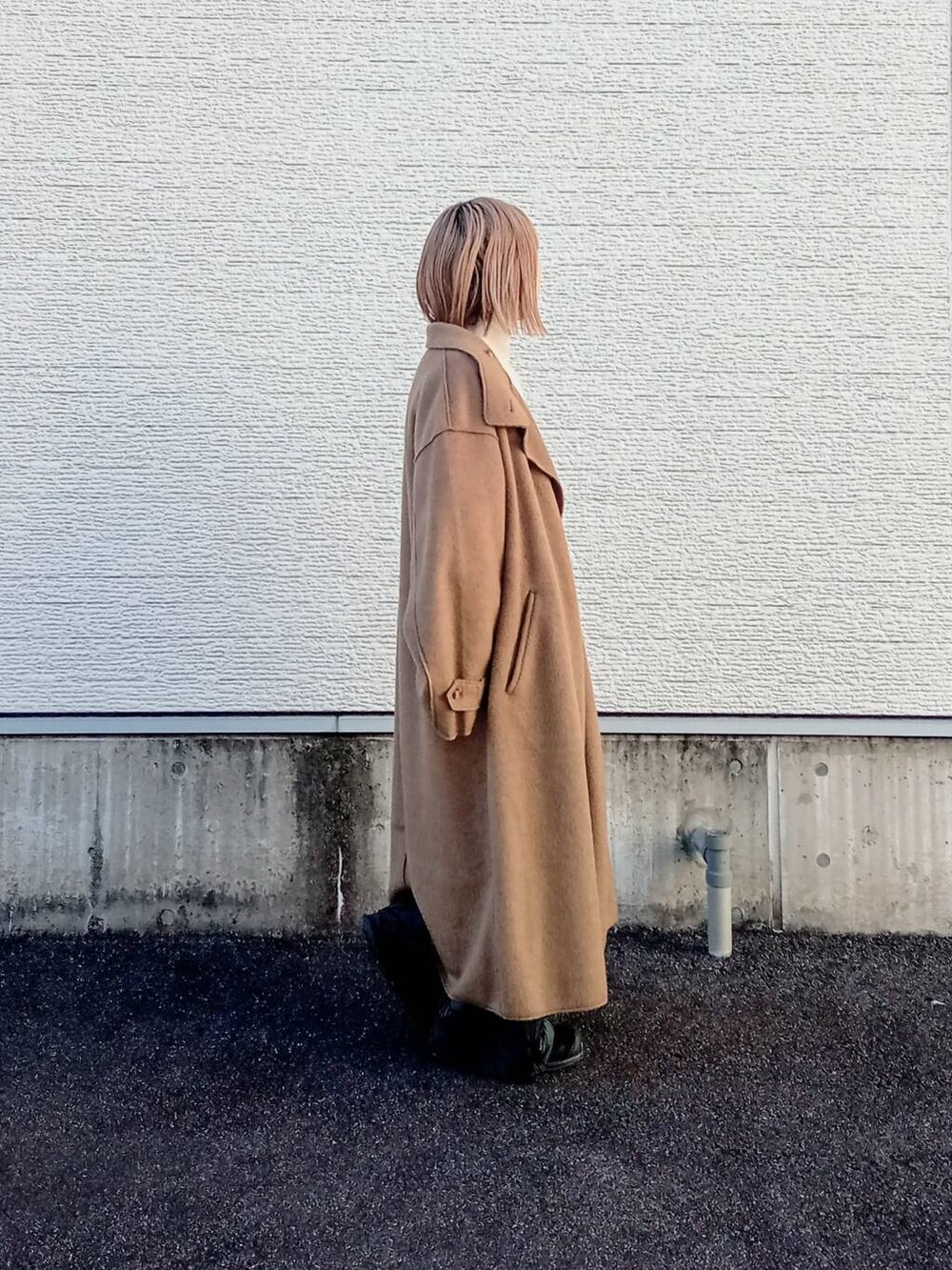 ブラウン系のその他パンツ、ブラウン系のその他アウター、ホワイト系のニット/セーターを着用したレディースの冬コーディネートの3枚目の写真