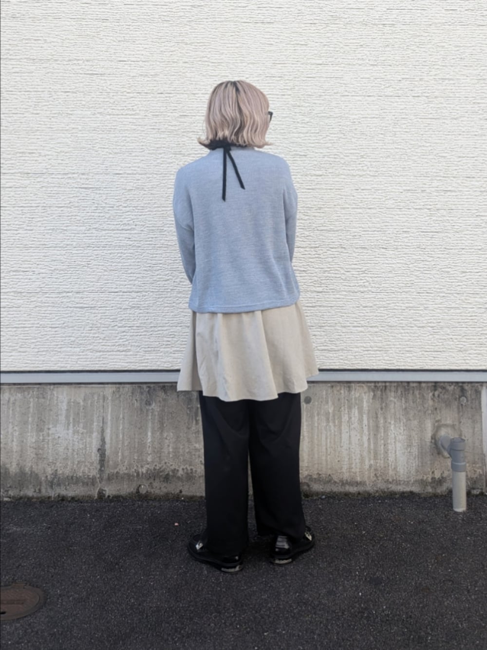 ブルー系のシャツ/ブラウス、ブラック系のその他パンツ、ブラック系のメガネを着用したレディースの冬コーディネートの3枚目の写真