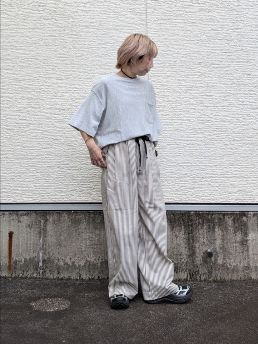 グレー系のTシャツ/カットソー、ブラック系のその他パンツ、ブラック系のスニーカーを着用したレディースの夏コーディネートの3枚目の写真