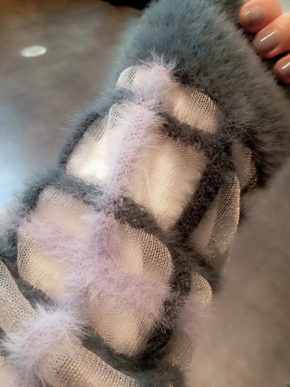 グレー系のニット/セーター、グリーン系のチノパンツ、ブラック系のメガネを着用したレディースの秋コーディネートの7枚目の写真