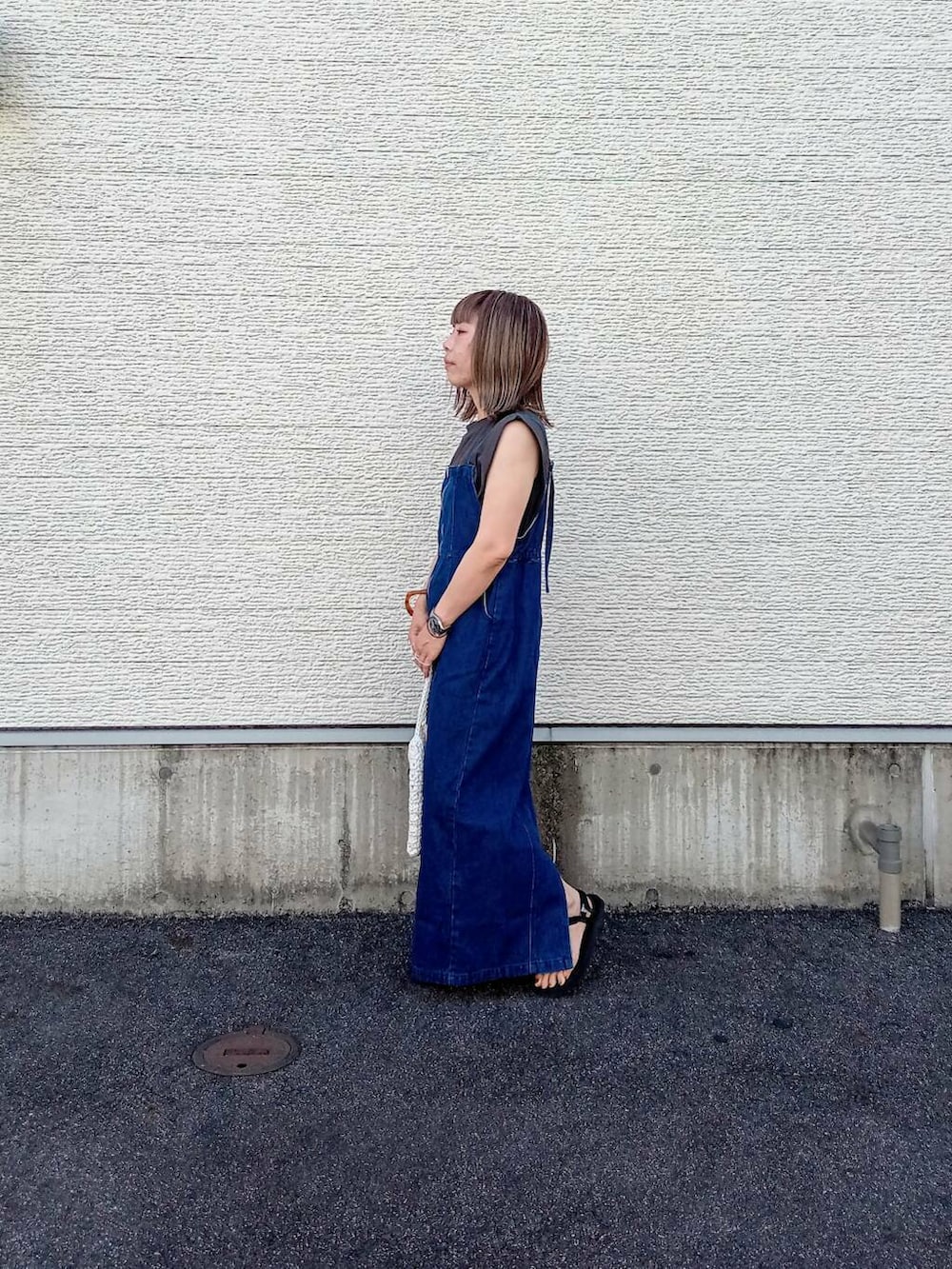 ホワイト系のハンドバッグ、グレー系のTシャツ/カットソー、ブルー系のワンピースを着用したレディースの夏コーディネートの4枚目の写真