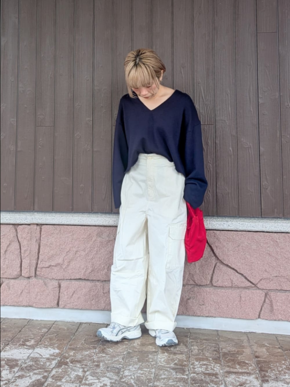 ホワイト系のその他パンツ、ブルー系のTシャツ/カットソー、レッド系のエコバッグ/サブバッグを着用したレディースの春コーディネートの5枚目の写真