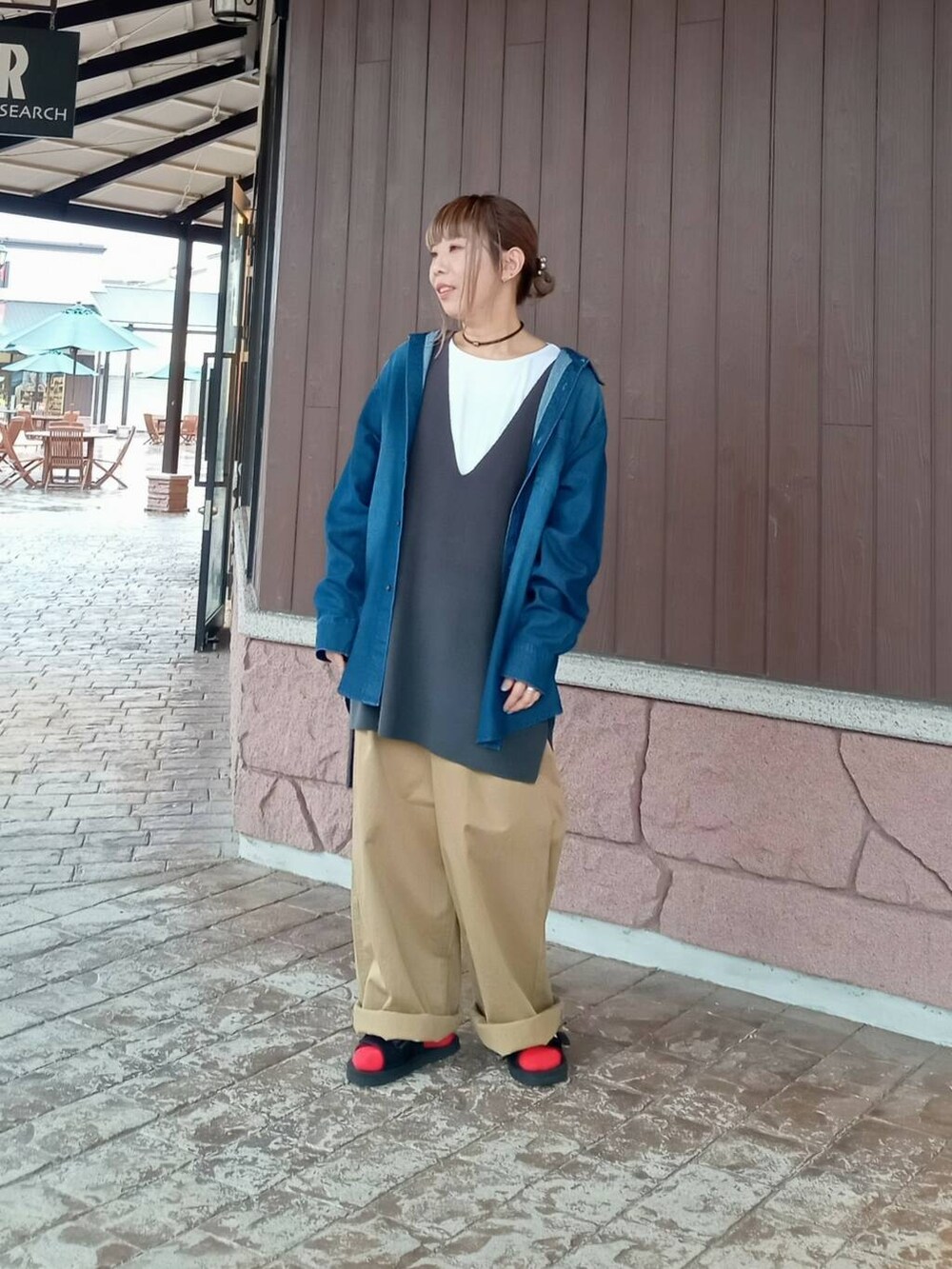 ブルー系のシャツ/ブラウス、グレー系のTシャツ/カットソー、イエロー系のチノパンツを着用したレディースの秋コーディネートの6枚目の写真