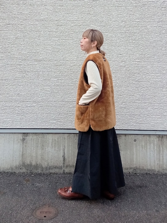 「シンプルスタイル、大人コーデ、オトナカジュアル、ママファッション、低身長、ガーリーコーデ、カジュアルスタイル、Barbour、barbour、ファーベスト、ファーベスト×ワンピース、アウター、ワンピース、ドッキングワンピ、低身長コーデ」｜「ITEMS URBANRESEARCHのリブドッキングナイロンワンピース（ワンピース、ブラック系）」を使った、tanakaさん（レディース・150cm）の冬コーディネートの3枚目の写真