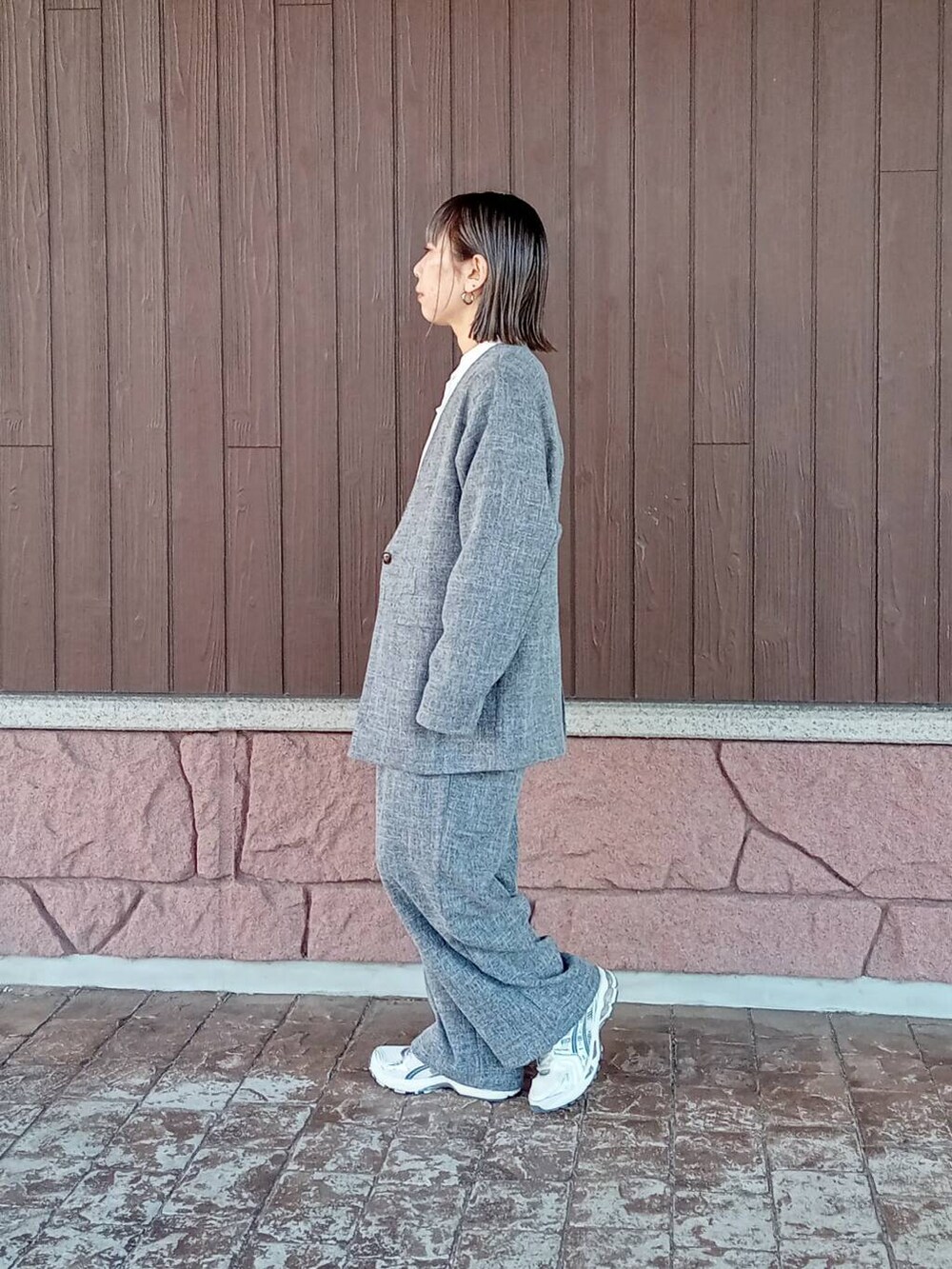 ブラック系のノーカラージャケット、ブラック系のその他パンツ、ホワイト系のTシャツ/カットソーを着用したレディースの春コーディネートの2枚目の写真