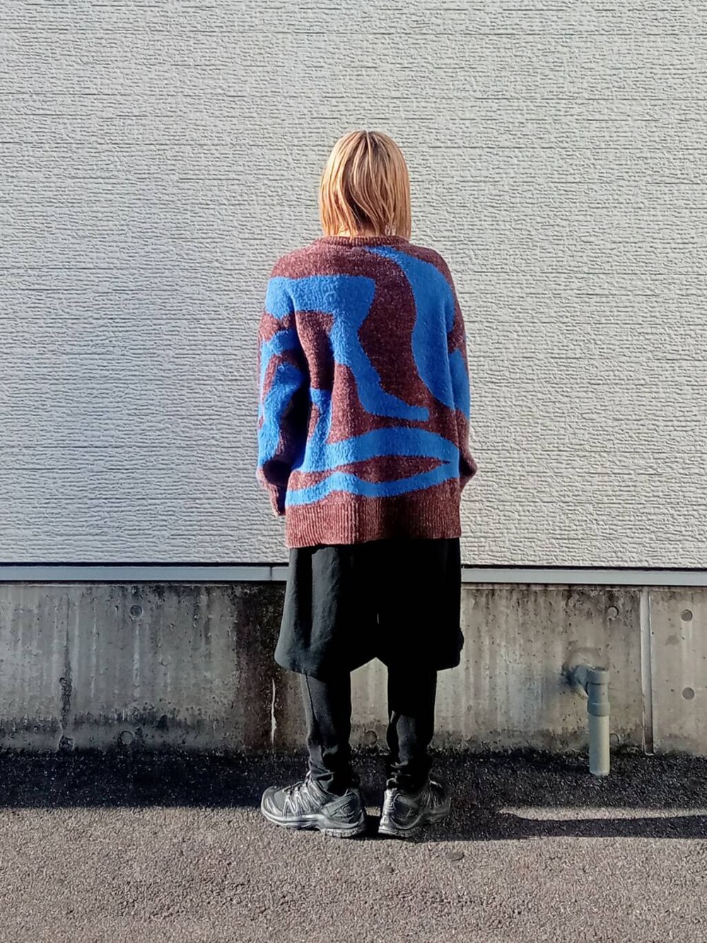 ブラウン系のニット/セーター、ブラック系のその他パンツを着用したレディースの冬コーディネートの4枚目の写真