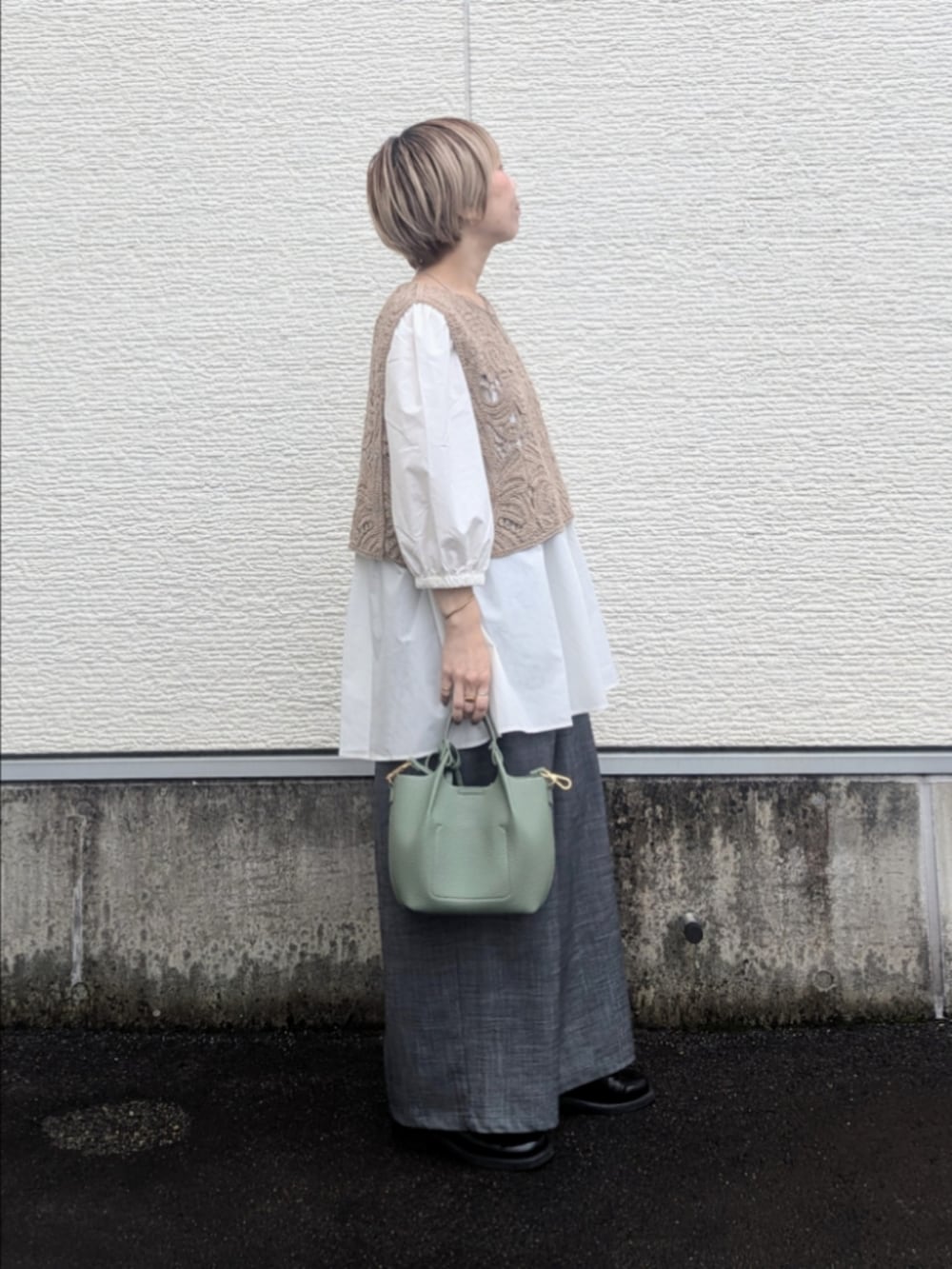 ベージュ系のシャツ/ブラウス、ブラック系のその他パンツ、グリーン系のショルダーバッグを着用したレディースの秋コーディネートの2枚目の写真