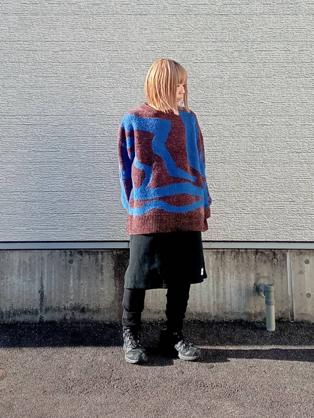 ブラウン系のニット/セーター、ブラック系のその他パンツを着用したレディースの冬コーディネートの2枚目の写真