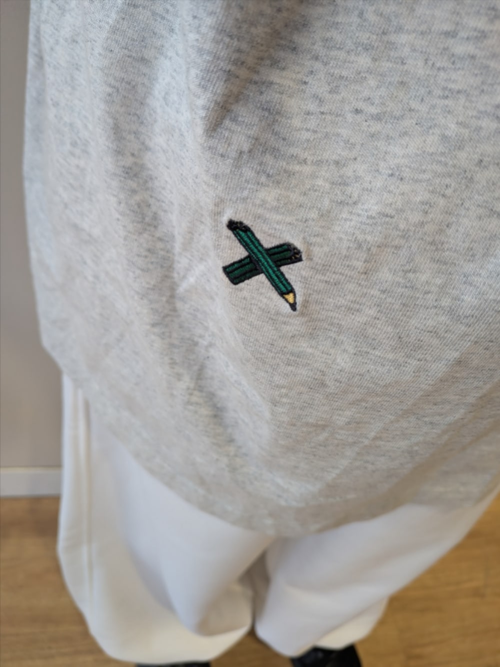 ベージュ系のTシャツ/カットソー、ブラック系のモッズコート、ホワイト系のその他パンツを着用したレディースの冬コーディネートの9枚目の写真