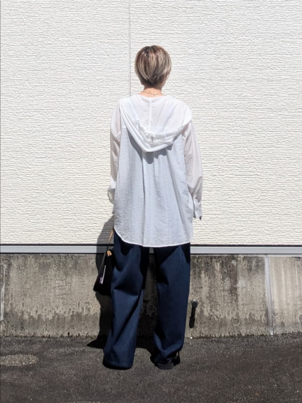 ホワイト系のシャツ/ブラウス、ブルー系のその他パンツ、ブラック系のハンドバッグを着用したレディースの夏コーディネートの3枚目の写真