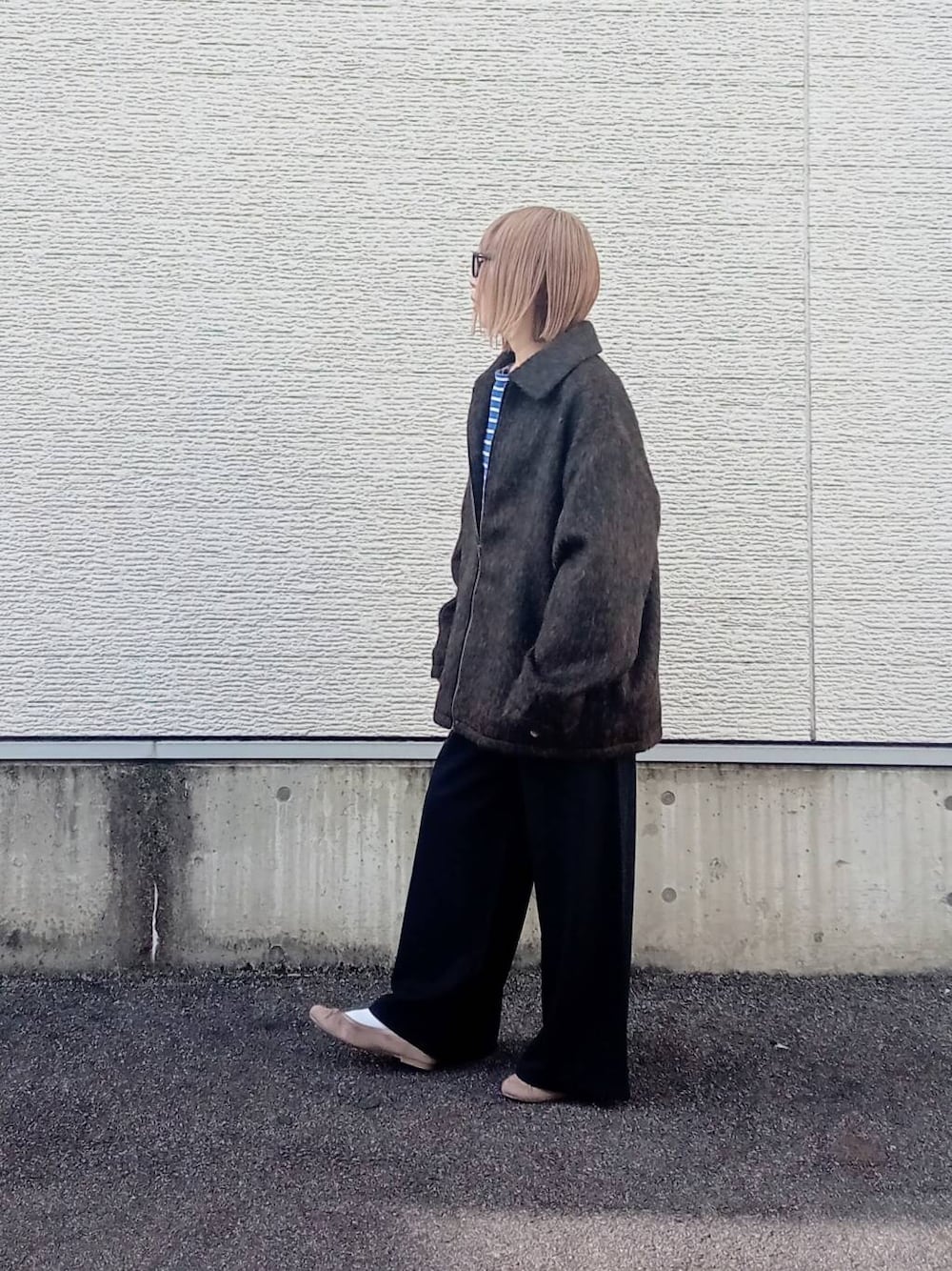 ブラック系のその他パンツ、ブルー系のTシャツ/カットソー、ブラウン系のブルゾンを着用したレディースの秋コーディネートの2枚目の写真