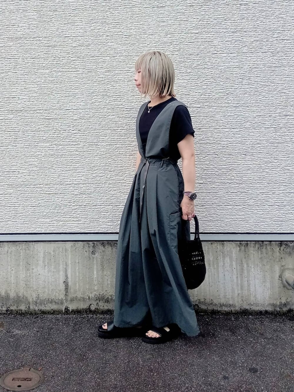 グレー系のサロペット/オーバーオール、ブラック系のショルダーバッグ、ブラック系のTシャツ/カットソーを着用したレディースの夏コーディネートの4枚目の写真