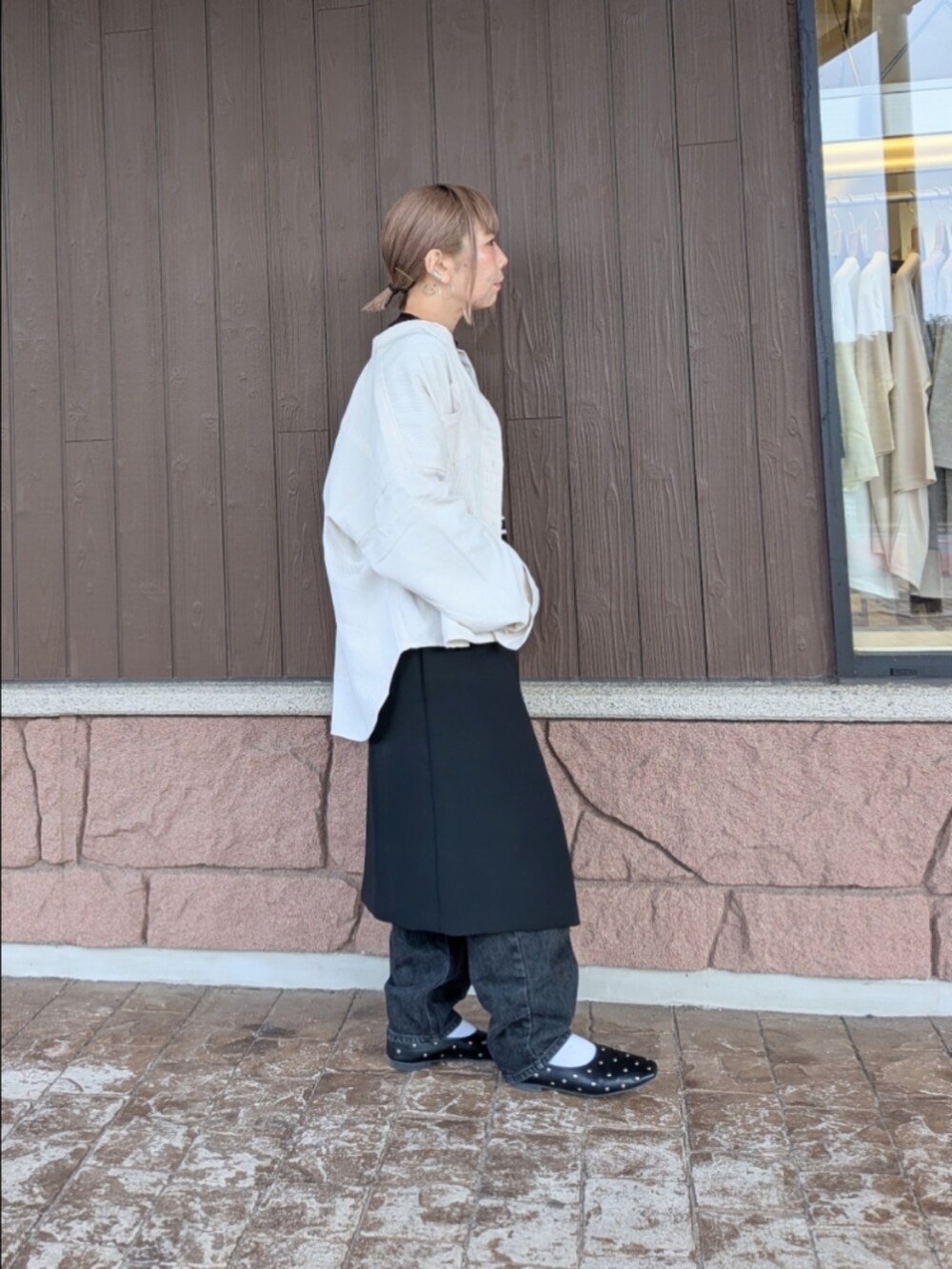 ホワイト系のシャツ/ブラウス、ブラック系のニット/セーター、ブラック系のスカートを着用したレディースの秋コーディネートの3枚目の写真