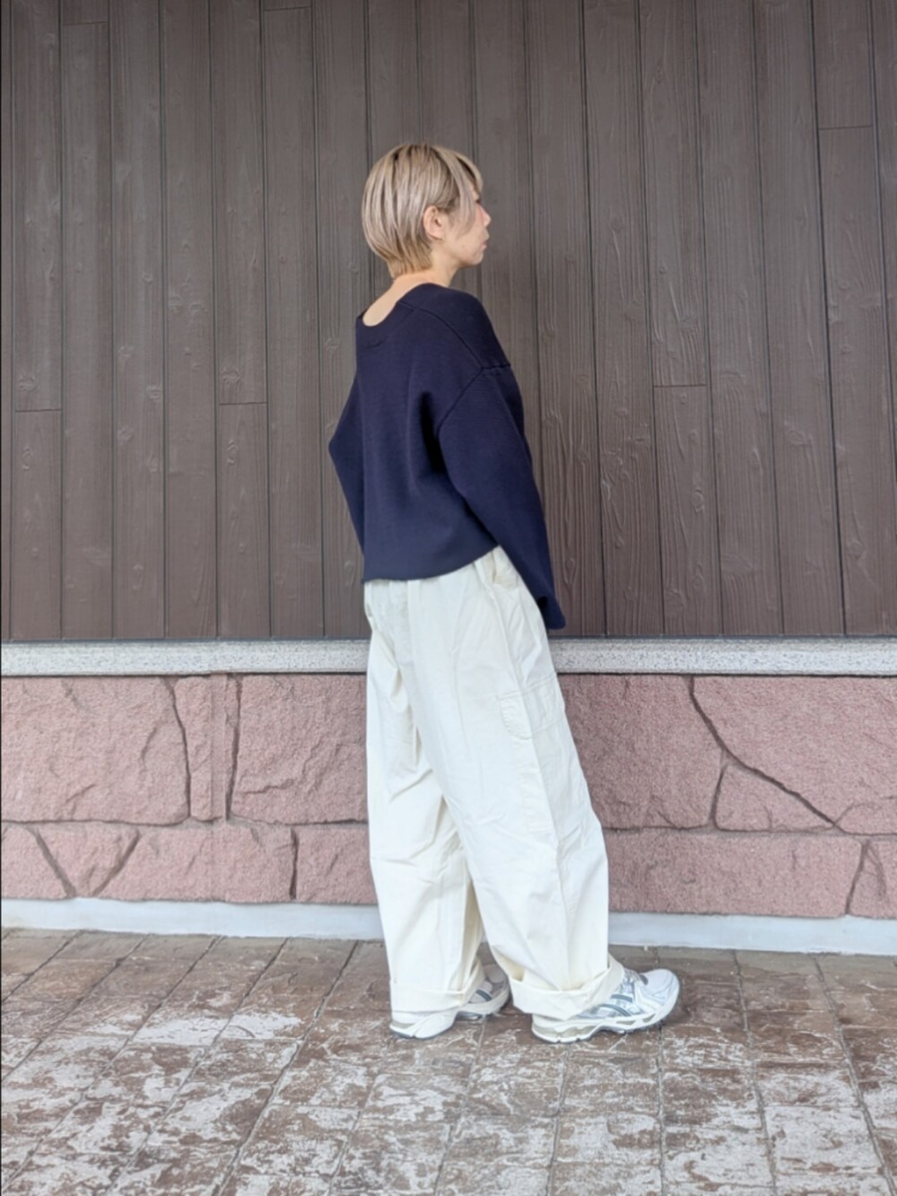 ホワイト系のその他パンツ、ブルー系のTシャツ/カットソー、レッド系のエコバッグ/サブバッグを着用したレディースの春コーディネートの3枚目の写真