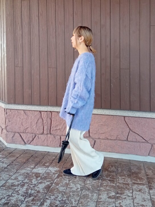 パープル系のニット/セーター、ホワイト系のその他パンツ、ブラック系のスニーカーを着用したレディースの冬コーディネートの5枚目の写真