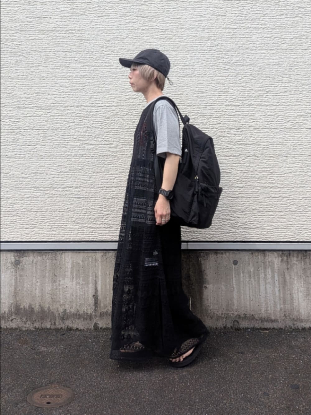 グレー系のTシャツ/カットソー、ブラック系のワンピース、ブラック系のバックパック/リュックを着用したレディースの夏コーディネートの2枚目の写真