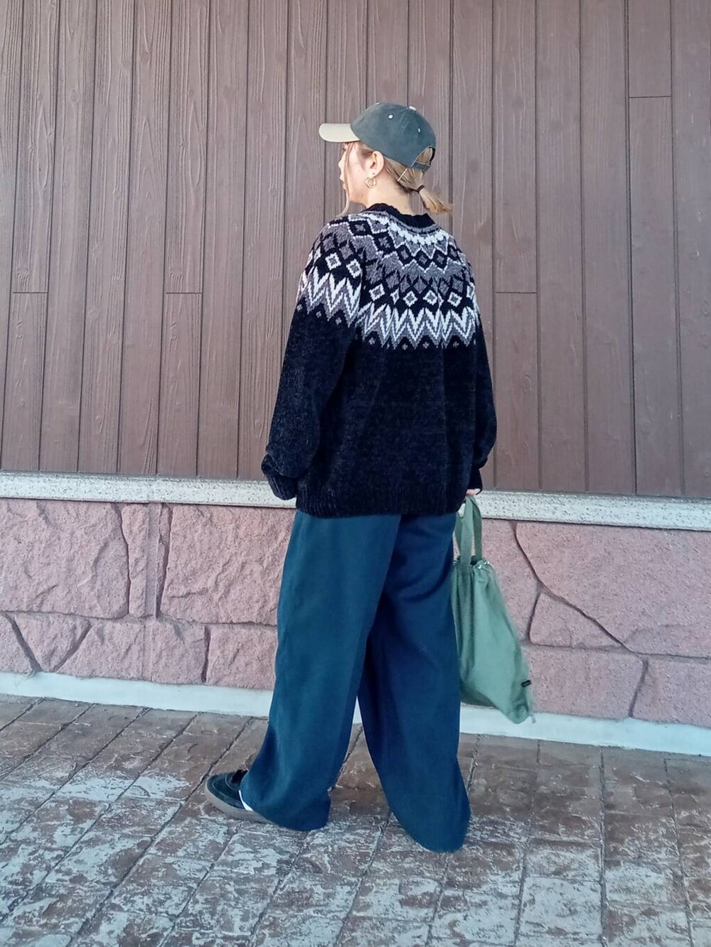 ブルー系のその他パンツ、グリーン系のショルダーバッグ、ブラック系のニット/セーターを着用したレディースの冬コーディネートの5枚目の写真