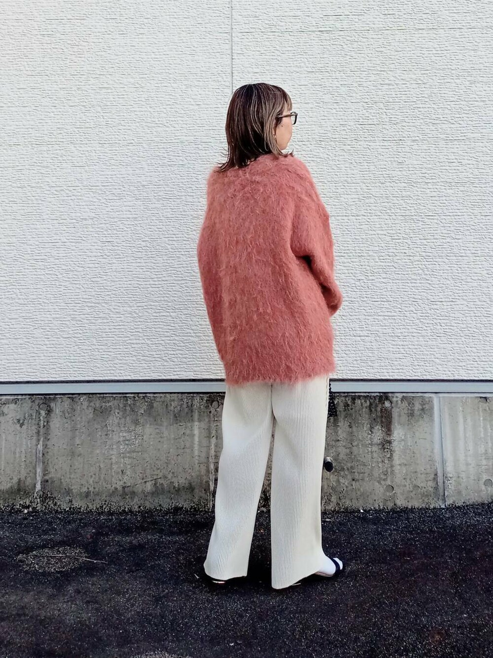 ホワイト系のその他パンツ、ブラック系のタンクトップ、オレンジ系のカーディガン/ボレロを着用したレディースの秋コーディネートの4枚目の写真