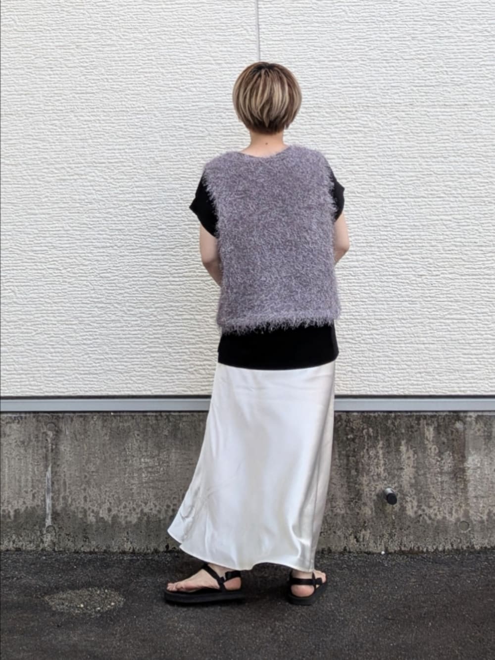 ブラウン系のその他アウター、グレー系のベスト、ブラック系のTシャツ/カットソーを着用したレディースの夏コーディネートの7枚目の写真