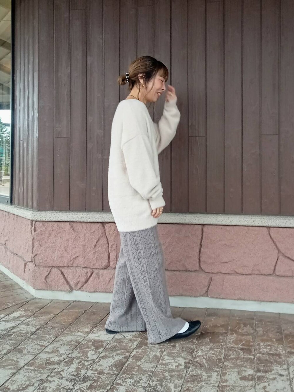グレー系のその他パンツ、ホワイト系のニット/セーターを着用したレディースの秋コーディネートの4枚目の写真