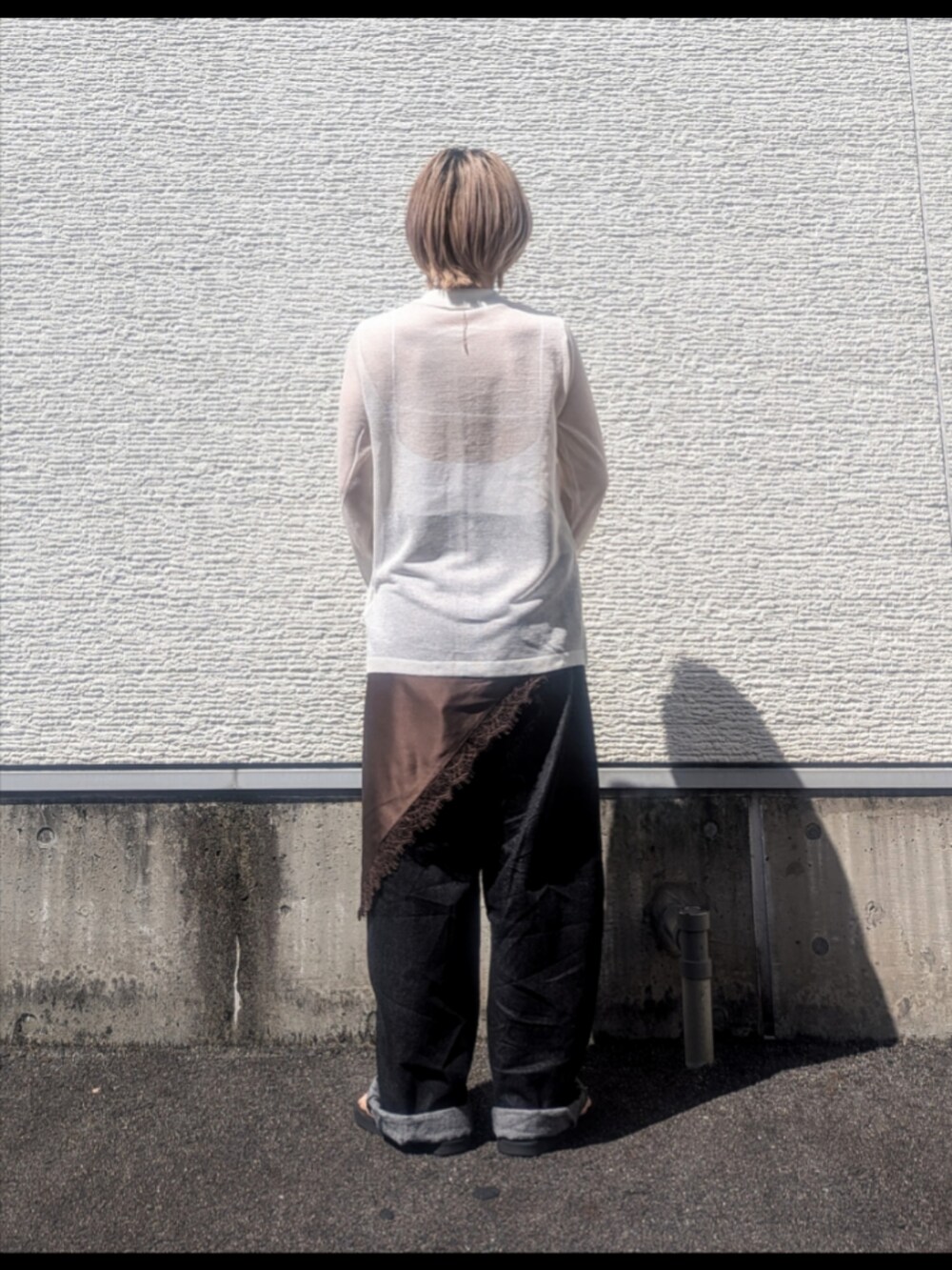 ホワイト系のニット/セーター、ブラック系のデニムパンツ、ブラウン系のバンダナ/スカーフを着用したレディースの夏コーディネートの3枚目の写真