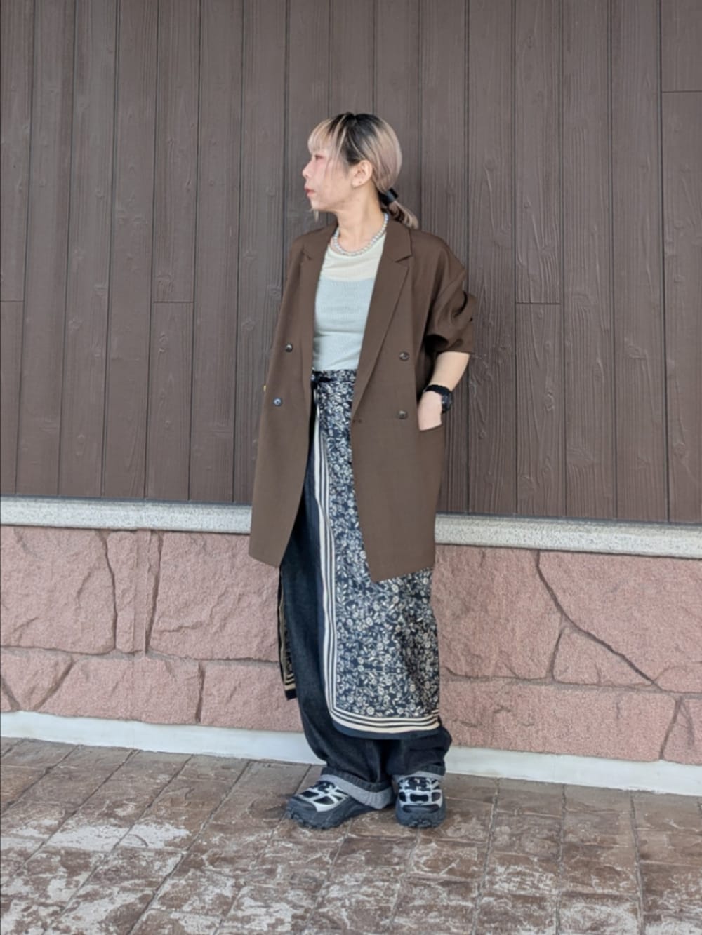 ブラウン系のその他アウター、ブラック系のデニムパンツ、グリーン系のTシャツ/カットソーを着用したレディースの春コーディネートの6枚目の写真