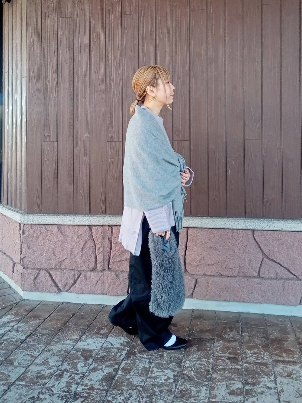 ブラック系のその他パンツ、グレー系のハンドバッグ、パープル系のニット/セーターを着用したレディースの秋コーディネートの3枚目の写真