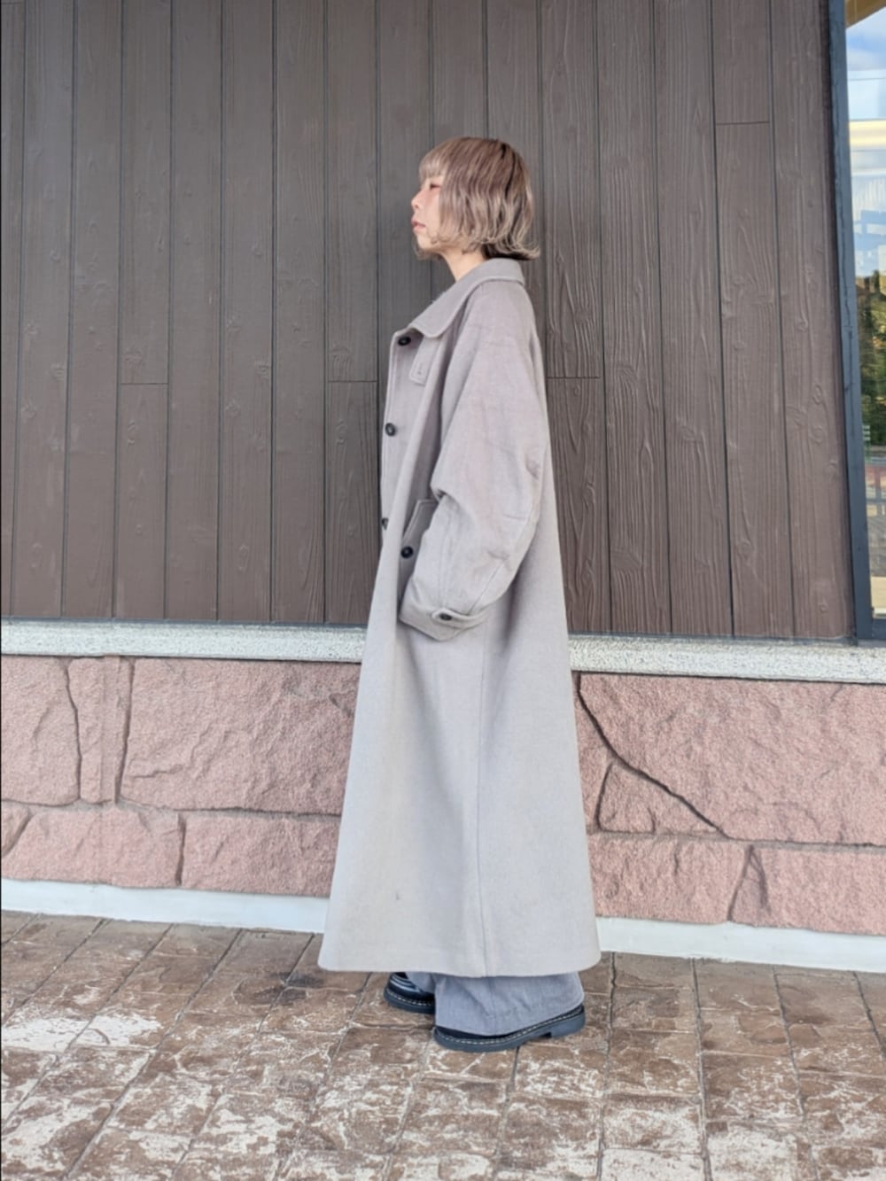 グレー系のニット/セーター、グレー系のその他パンツ、ベージュ系のその他アウターを着用したレディースの秋コーディネートの2枚目の写真