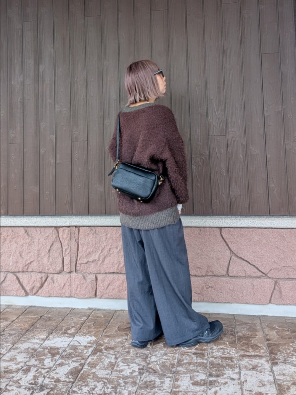 ブラウン系のカーディガン/ボレロ、グレー系のその他パンツ、ブラック系のスニーカーを着用したレディースの秋コーディネートの3枚目の写真
