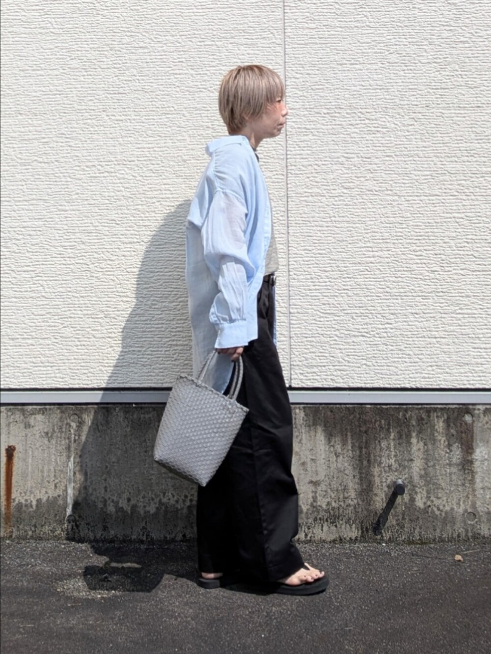 ブルー系のシャツ/ブラウス、ブラック系のTシャツ/カットソー、グレー系のトートバッグを着用したレディースの夏コーディネートの3枚目の写真