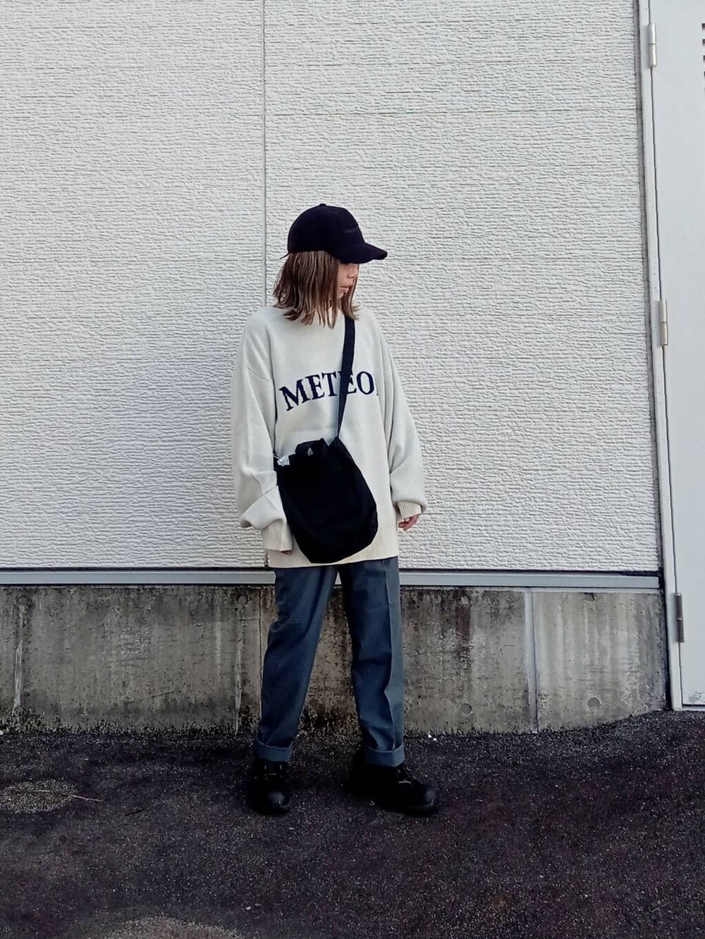 ブラック系のショルダーバッグ、ホワイト系のニット/セーター、グレー系のその他パンツを着用したレディースの秋コーディネートの5枚目の写真