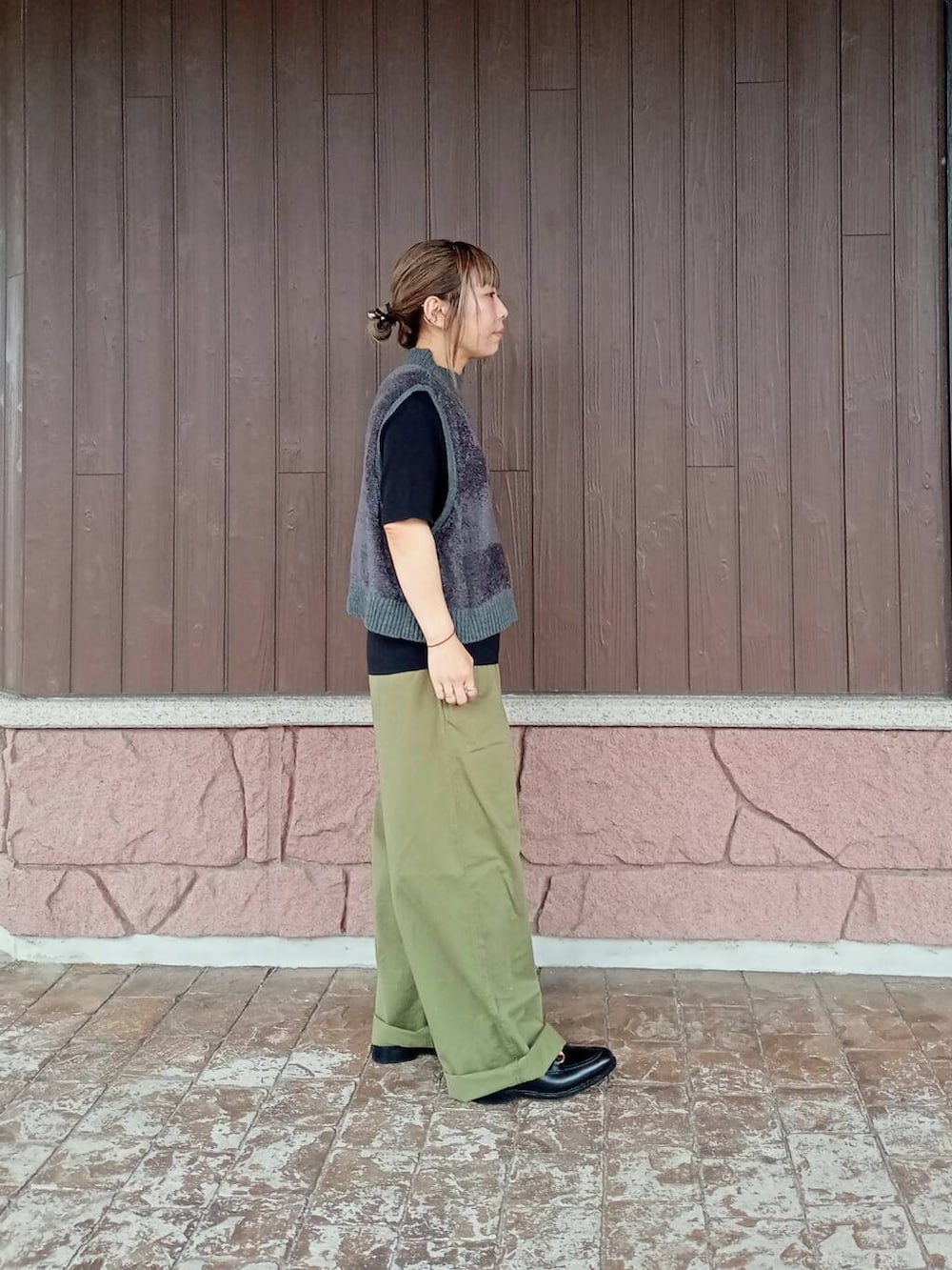 ブラック系のニット/セーター、グレー系のニット/セーター、ブラック系のチノパンツを着用したレディースの秋コーディネートの2枚目の写真