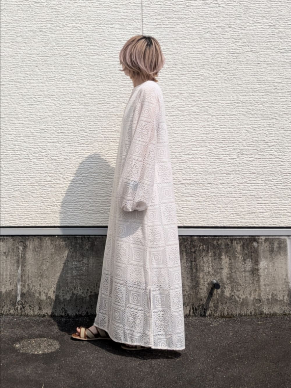 ベージュ系のワンピース、ベージュ系のその他パンツを着用したレディースの夏コーディネートの2枚目の写真