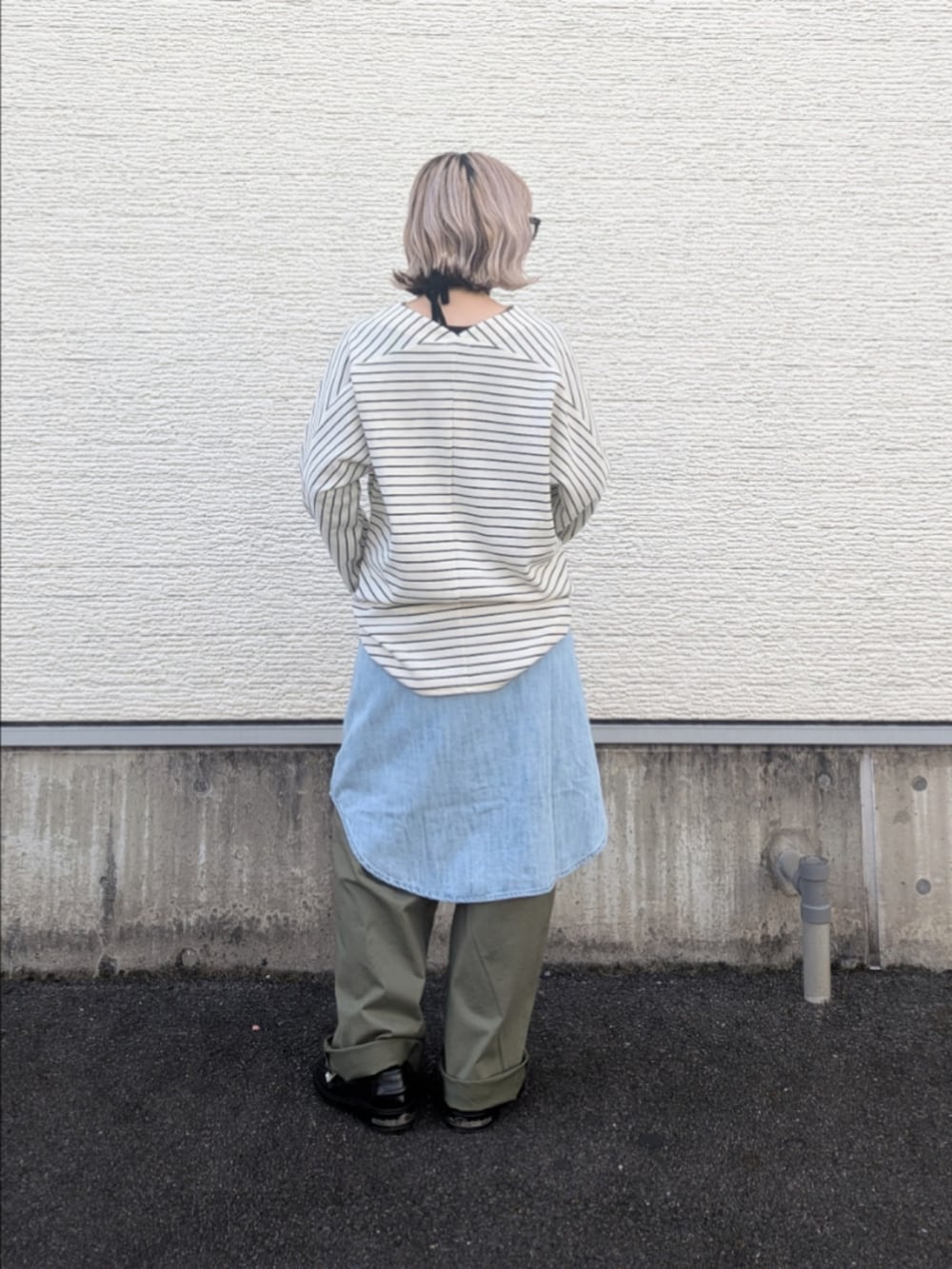 グリーン系のその他パンツ、ブルー系のシャツ/ブラウス、ホワイト系のTシャツ/カットソーを着用したレディースの冬コーディネートの4枚目の写真