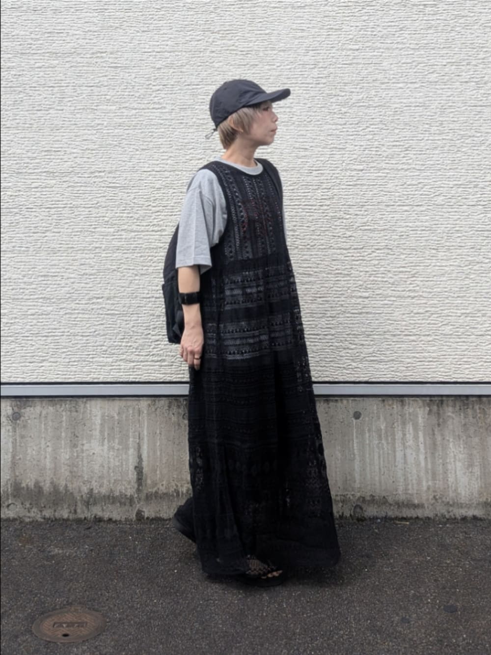 グレー系のTシャツ/カットソー、ブラック系のワンピース、ブラック系のバックパック/リュックを着用したレディースの夏コーディネートの4枚目の写真