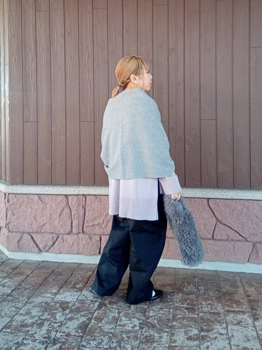 ブラック系のその他パンツ、グレー系のハンドバッグ、パープル系のニット/セーターを着用したレディースの秋コーディネートの4枚目の写真