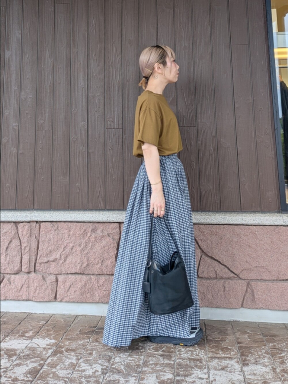 イエロー系のTシャツ/カットソー、ブラック系のスニーカー、ブラック系のショルダーバッグを着用したレディースの夏コーディネートの2枚目の写真
